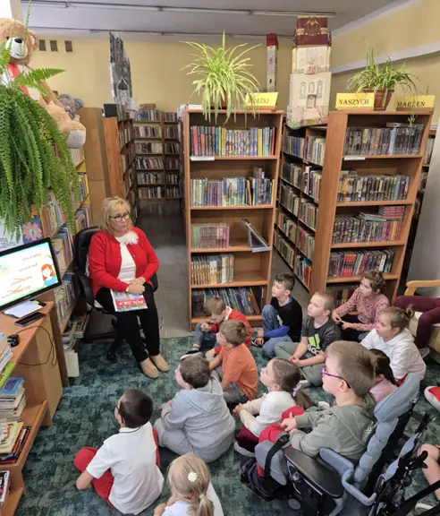 Uczniowie kl. Ic oglądają film edukacyjny - Karolek i Narodowe Święto Niepodległości 11 listopada.