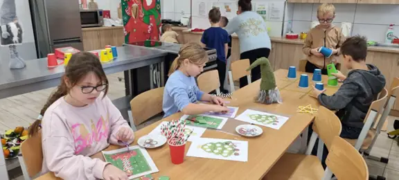 Dziewczynki układają puzzle