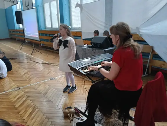 uczennica wykonująca kolędę przy akonpaniamencie keyborda