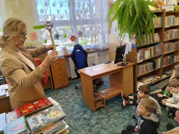 dzieci-odgaduja-tytul-bajki-po-zademonstrowanym-rekwizycie--jpg