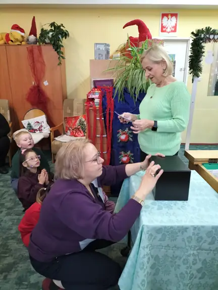 wychowawczyni-grupy-wystukuje-szyfr-do-sejfu--jpg