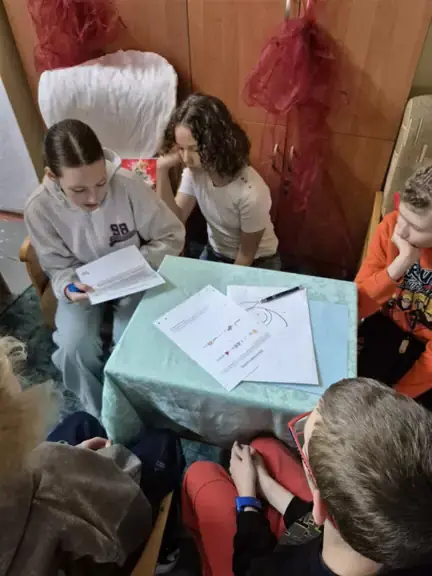 grupa-nr-1-z-kl--6a-zapoznaje-sie-z-instrukcja-zadania-w-escape-room--jpg