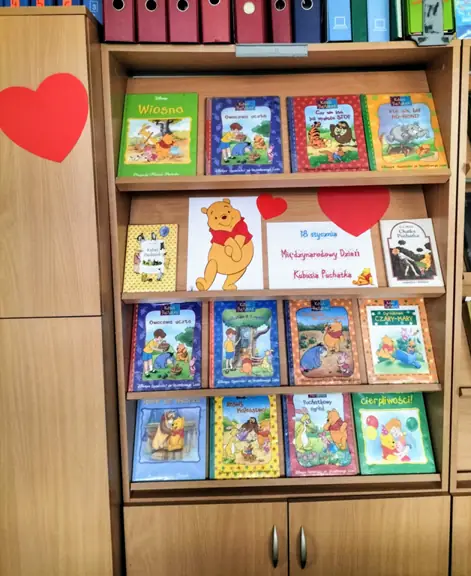 Wystawa książek A.A.Milne w czytelni.