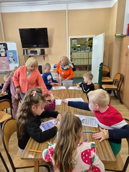 Dzieci z grupy 01 wykonują kota w geometryczne wzory.