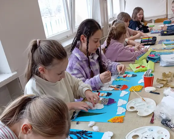 mali-artysci-lacza-rozne-techniki-tworzac-zimowe-obrazki-jpg