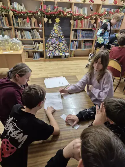 grupy-nr-3-i-4-wykonuja-zadanie-w-escape-roomie--jpg