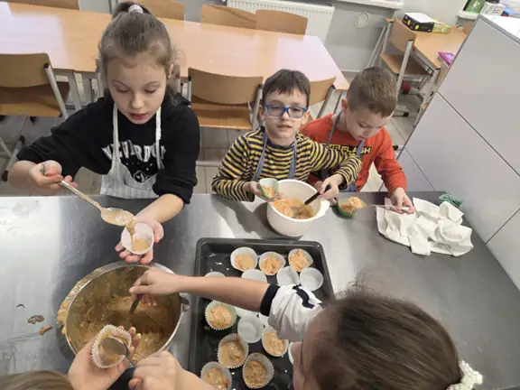uczniowie przy pracy w kuchni