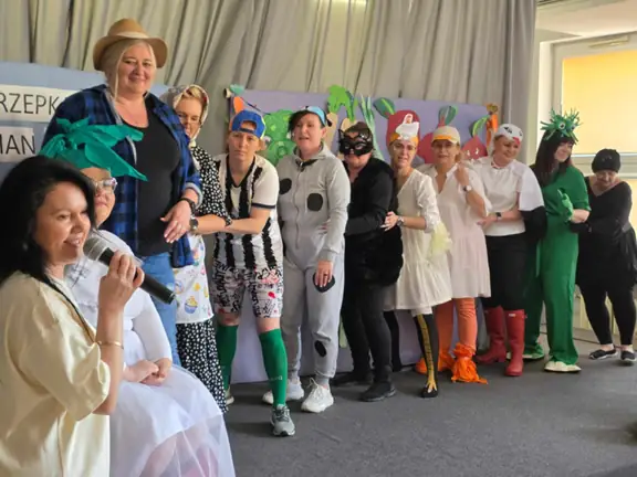 Dziadek, babcia, wnuczek, Mruczek, kicia, kurka, gąska, bociek, żabka i kawka.