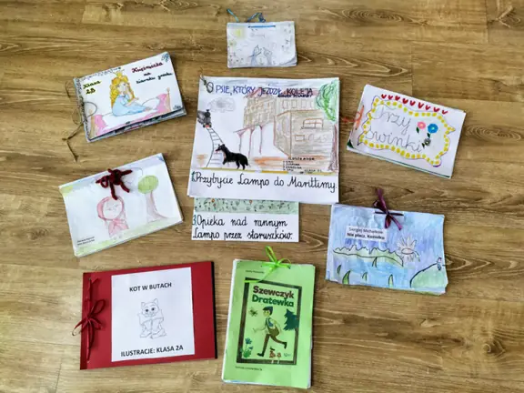 Ilustrowane książeczki wykonane przez kl. I-III.