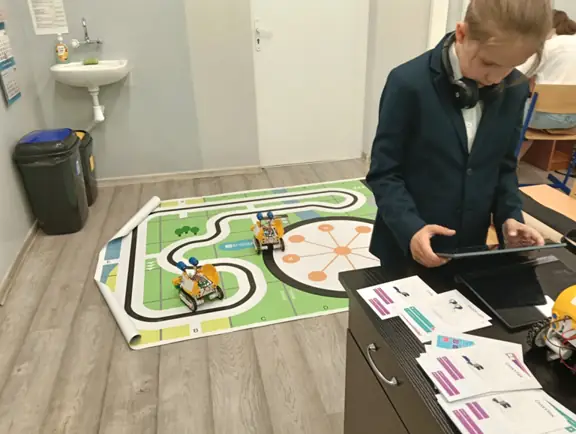 uczen-tworzy-program-dla-robota-skribot-w-aplikacji-skriapp-jpg