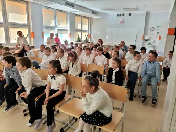 Uczniowie klas I ogladają przedstawienie - Spotkanie bohaterów bajek. (2)