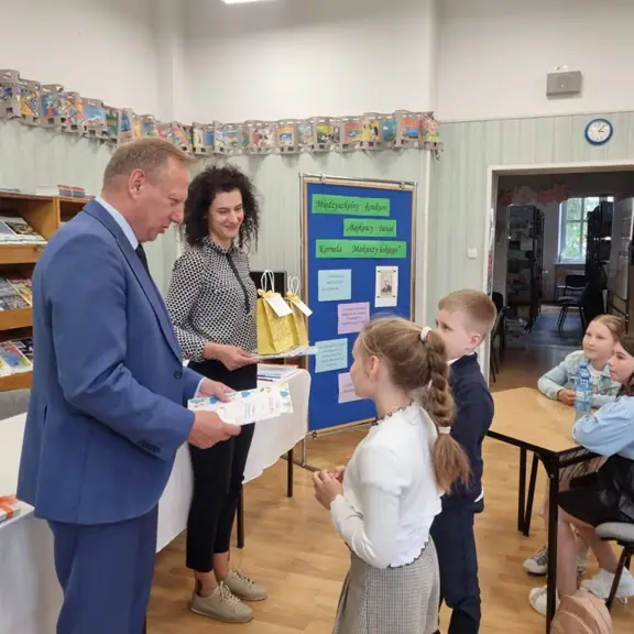 Pan dyrektor SP. nr 3 wręcza dyplomy zwycięzcom Międzyszkolnego Konkursu Wiedzy o życiu i twórczości Kornela Makuszyńskiego.