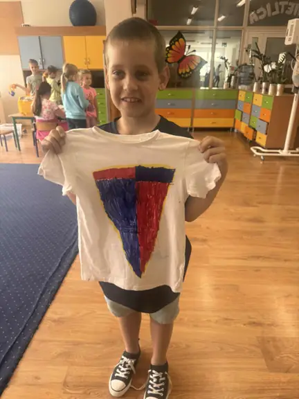 Uczeń prezentuje projekt swojej koszulki piłkarskiej