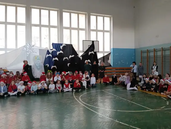 grupa uczniów podczas przedstawienia