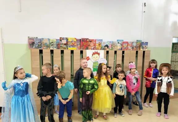 Dzień Postaci z Bajek - pamiatkowe zdjęcie dzieci z grupy 01.