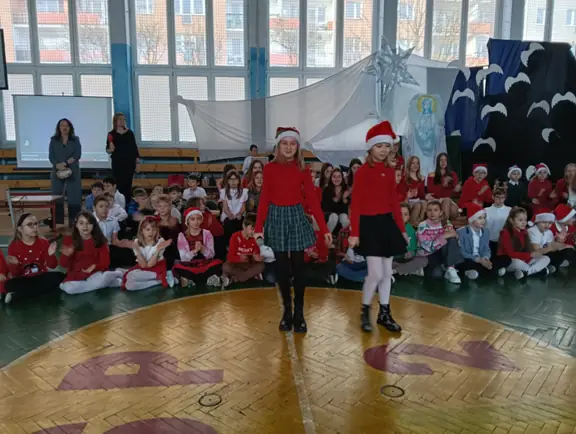 uczennice śpiewające kolędę