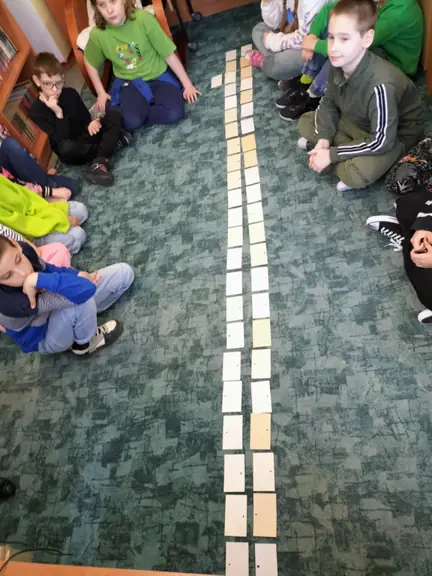 Uczniowie kl. IIIc ułożyli symboliczne chromosomy w pary. (2)