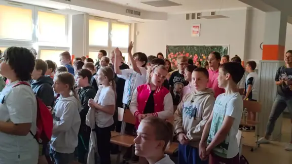 Uczniowie pełni radości oglądają przedstawienie