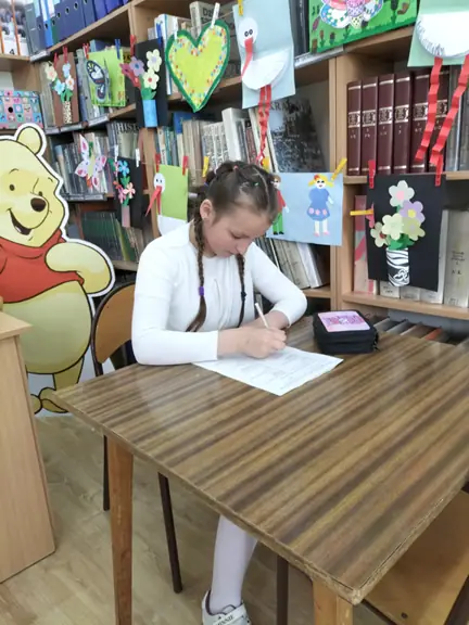 Uczennica kl. IIIb podczas wykonywania zadań konkursowych.