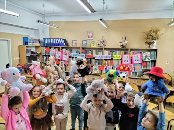 Uczniowie kl. Ib pozują do zdjęcia z misiami. 