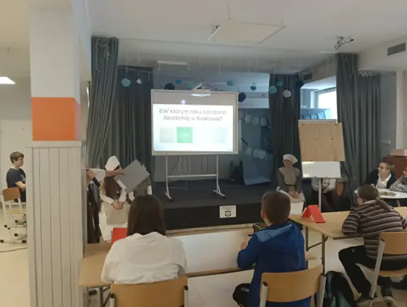 uczniowie-odpowiadaja-na-pytania-konkursowe-jpg