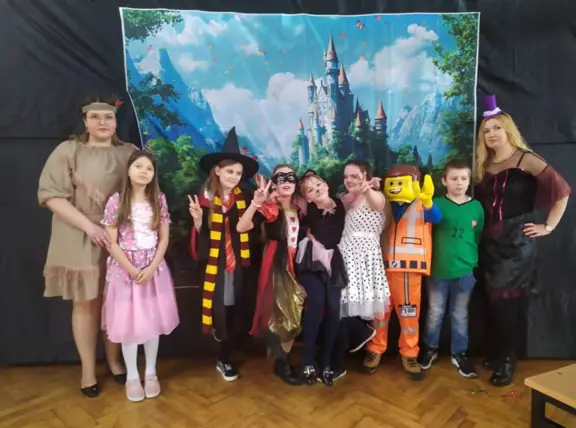 Uczniowie klasy 3b z wychowawczyniami pozuja do zdjęcia na balu przebierańców