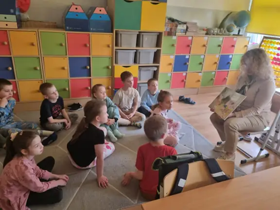 Wychowawczyni kl. Ib  czyta dzieciom książkę.