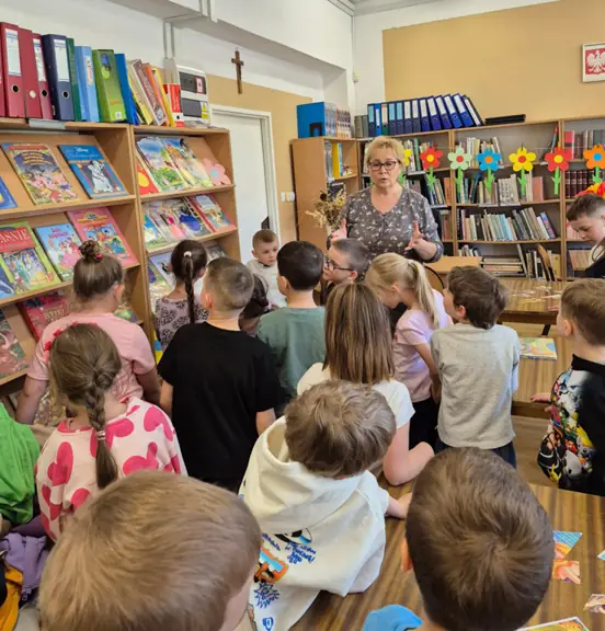 pani-bibliotekarka-przedstawia-dzieciom-postac-h--ch--andersena-jego-portrety-oraz-ksiazki-z-jego-basniami--jpg