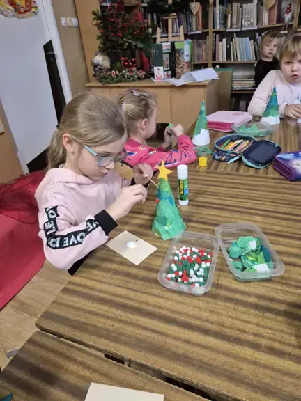 uczennica-z-kl--1a-ozdabia-choinke-kolorowymi-kuleczkami--jpg