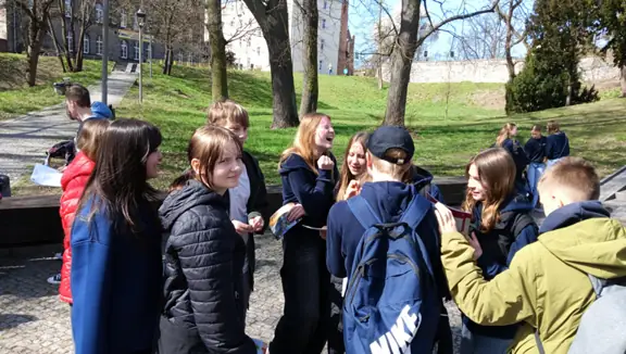 Zapoznanie się uczniów przez wejściem do muzeum