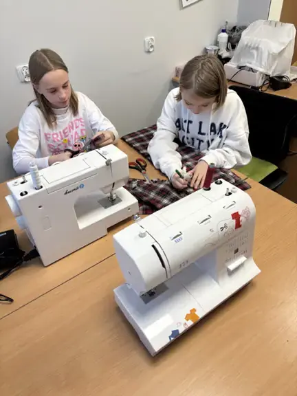 uczennice szyją na maszynie