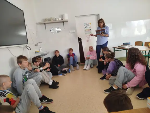 Wychowawczyni kl. VIa czyta swoim uczniom.