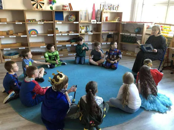 Wychowawczyni kl. IIa czyta dzieciom bajkę.