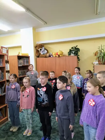 Uczniowie śpiewają hymn Polski.