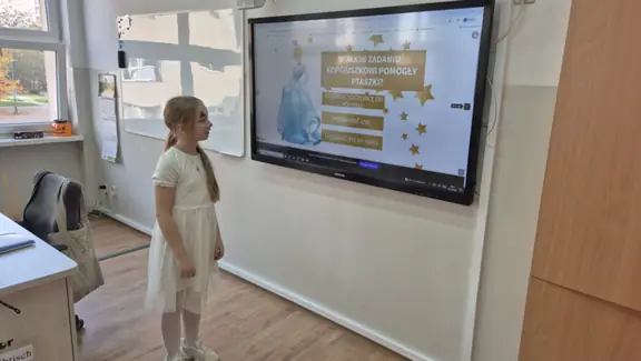 Uczennica z kl. IVb wybiera właściwą odpowiedź.