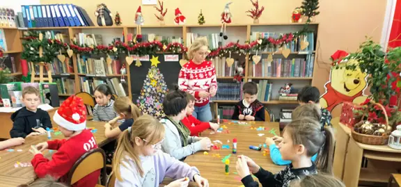 wychowawczyni-kl--3b-pomaga-uczniowi-zaginac-i-skladac-papierowe-kolka--jpg