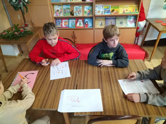 uczniowie-z-grupy-nr-3-z-kl--iiia-lacza-w-pary-gwiazdki--jpg