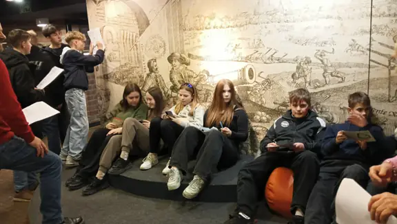 Grupa uczniów w muzeum.