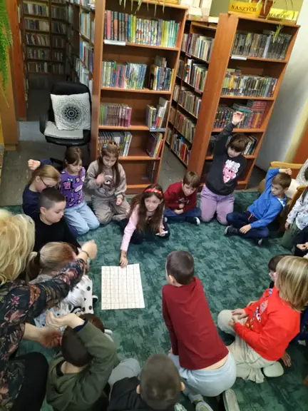 Dzieci z kl. Id zaznaczają, która z liter nie pasuje do pozostałych w diagramie.