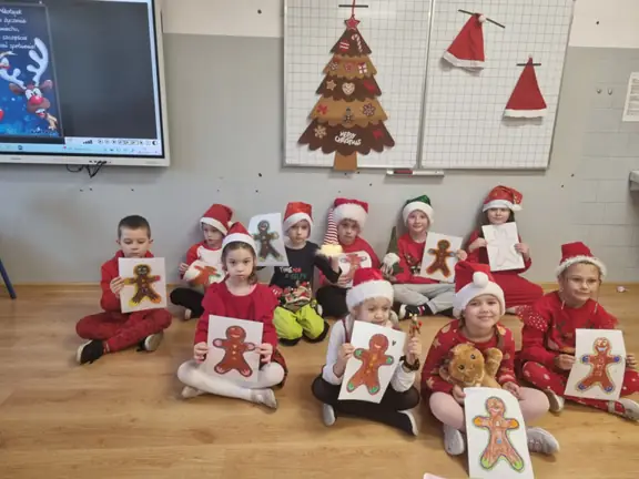 Uczniowie kl. Ib pokazują swoje prace plastyczne.