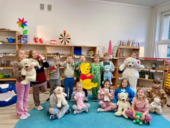 Uczniowie z kl. Ic prezentują swoje misie.