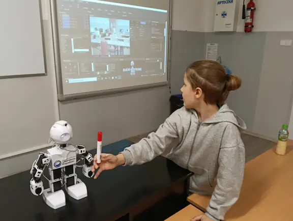 uczeń testuje robota JD Humanoid w rozpoznawniu koloru czerwonego