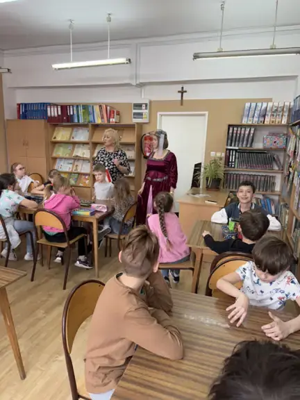 Rozmowa z uczniami kl. IIb na temat stroju mieszczki i przeczytanej legendy - O mieszczce w kamień zamienionej.