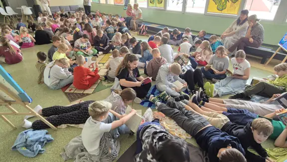uczniowie czytają w ciszy swoje książki