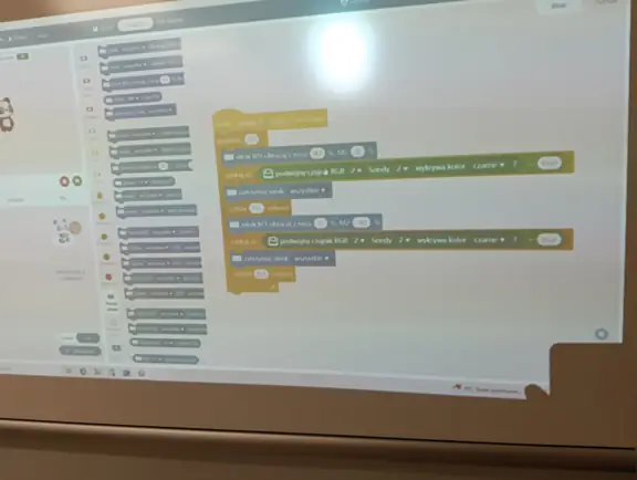 program w mBlock dla robota kołowego CyberPi realizujący jazdę robota wzdłuż linii