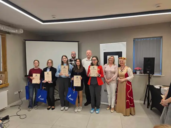 Grupa nagrodzonych uczennic wraz z organizatorami