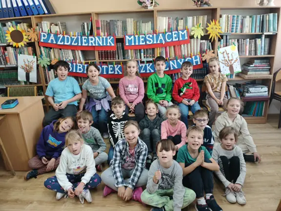 Wspólne zdjęcie uczniów kl. II b w czytelni szkolnej.