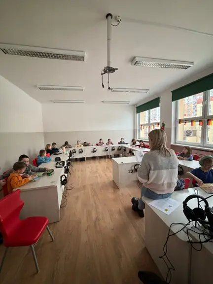 wychowawczyni-kl--1d-czyta-dzieciom-fragment-ksiazki-kubus-puchatek--jpg