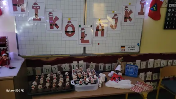 Pomocnicy Mikołaja - przygotowali słodki poczęstunek dla dzieci z kl. IIa.