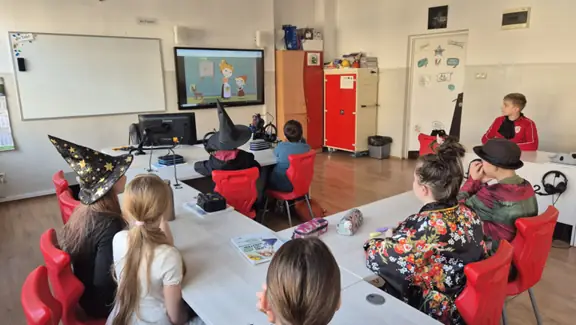 Dzieci z kl. IVb oglądają bajkę na języku niemieckim